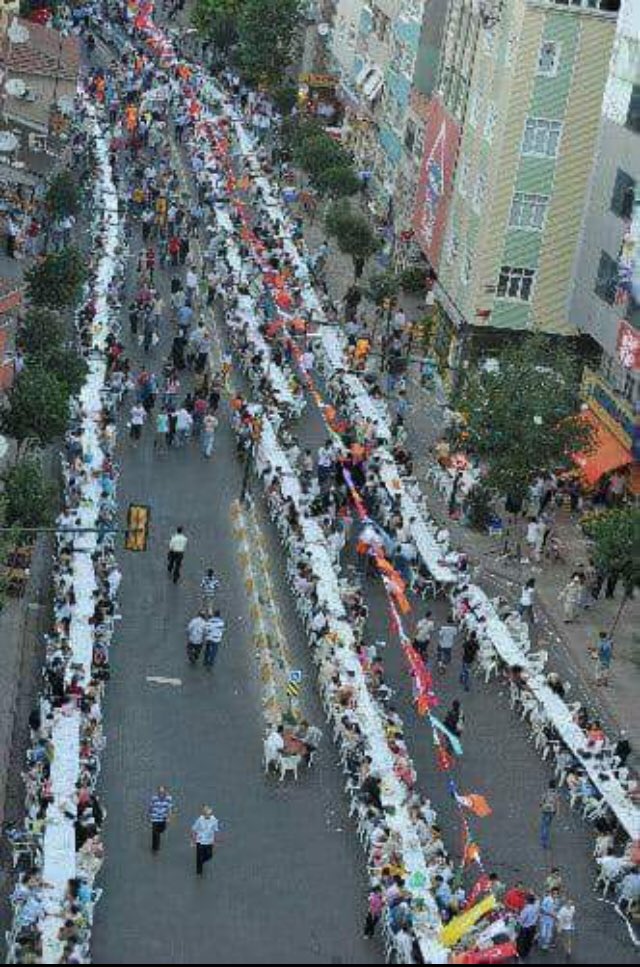 yetsonbasir's tweet photo. Eropa sedang mengandung bayi Islam
Buka puasa berjamaah terbesar di dunia bukan terjadi di Indonesia atau di negara yg mayoritas umat Islam, tapi ini diKota Hanover, Jerman
Buka puasa di jalan raya sepanjang 10.2 km, dgn jumlah meja 10,200 dihadiri 42,100 orang. Maa syaa Allaaah https://t.co/lINxIA4JI2
