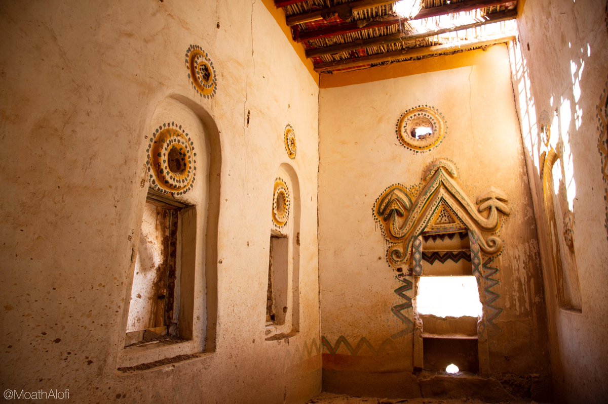 في محافظة #الحناكية شرق #المدينة_المنورة ، نجد هذه البيوت القديمة والتي لربما تعود للعصر العثماني وأعتقد أن هذا الحي يُسمى بحي القلعة والله أعلم، من ضمن مجموعة #ثاد المصوره