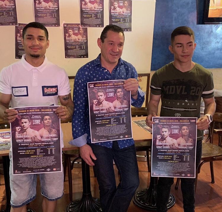 OspinaSuper's tweet photo. Esta mañana hemos presentado en el Bar El Cubi la velada profesional del viernes en el Pilar Fernández Valderrama. @OspinaSuper y Salvi Jiménez están listos para dar espectáculo. En la foto posan con Alfonso Cavia, que da nombre a la velada
💪🏻🥊 #Boxeopro https://t.co/UofeM9TAVl
