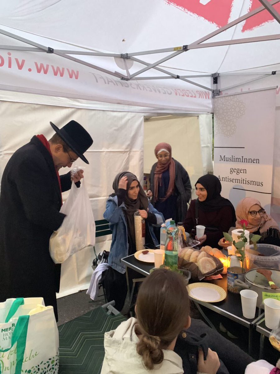 muslimyouth's tweet photo. What a wonderful surprise! It is now our 3rd iftar/fast-breaking during our vigil #lestweforget! Rabbi Schlomo Hofmeister personally brought our iftar-dinner: fresh, warm vegan food &amp; black tea with fresh peppermint. Thank you so much for your kind gesture! #GegenDasVergessen https://t.co/N4iKzKqZVD