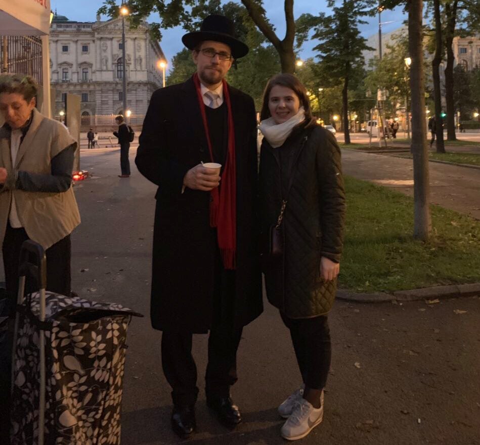 muslimyouth's tweet photo. What a wonderful surprise! It is now our 3rd iftar/fast-breaking during our vigil #lestweforget! Rabbi Schlomo Hofmeister personally brought our iftar-dinner: fresh, warm vegan food &amp; black tea with fresh peppermint. Thank you so much for your kind gesture! #GegenDasVergessen https://t.co/N4iKzKqZVD