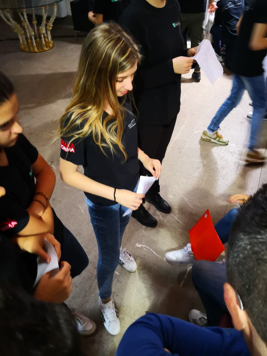 ISSAbateZanetti's tweet photo. Oggi, con grande entusiasmo ed emozione abbiamo presentato ai familiari e agli ospiti presenti le opere ed i progetti realizzati durante l’anno scolastico 2018/2019
#lamiascuolaèdifferente #scuola #murano #scuoladelvetro #Venezia https://t.co/t0x7ZnmzbD