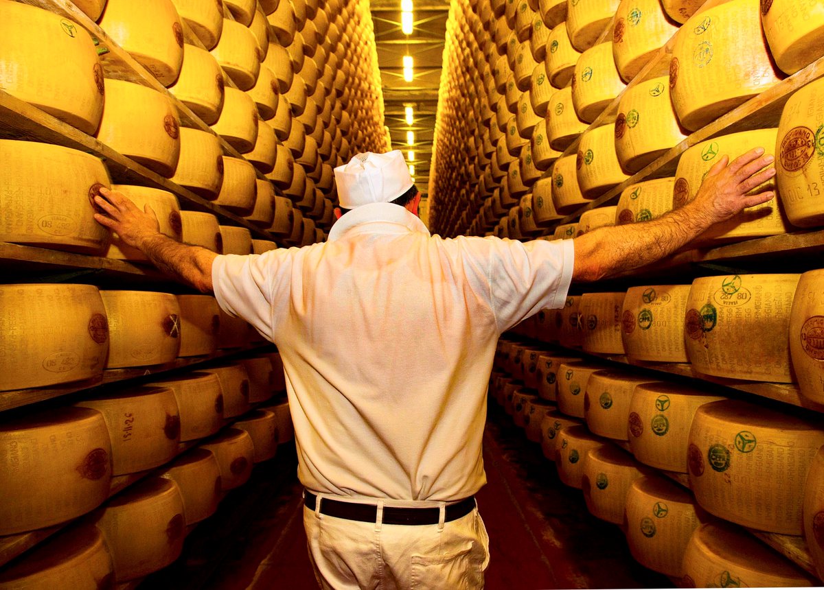 EUAgri's tweet photo. Today we celebrate a country that takes food seriously.

Buona Festa della Repubblica, Italia  🇮🇹

🧀🍷🍅🍇🥩 more than 800 Italian products are registered as Geogaphical Indications 🇪🇺
Discover some here: https://t.co/aUnWWpYtjO https://t.co/jhmpIqP0Dj