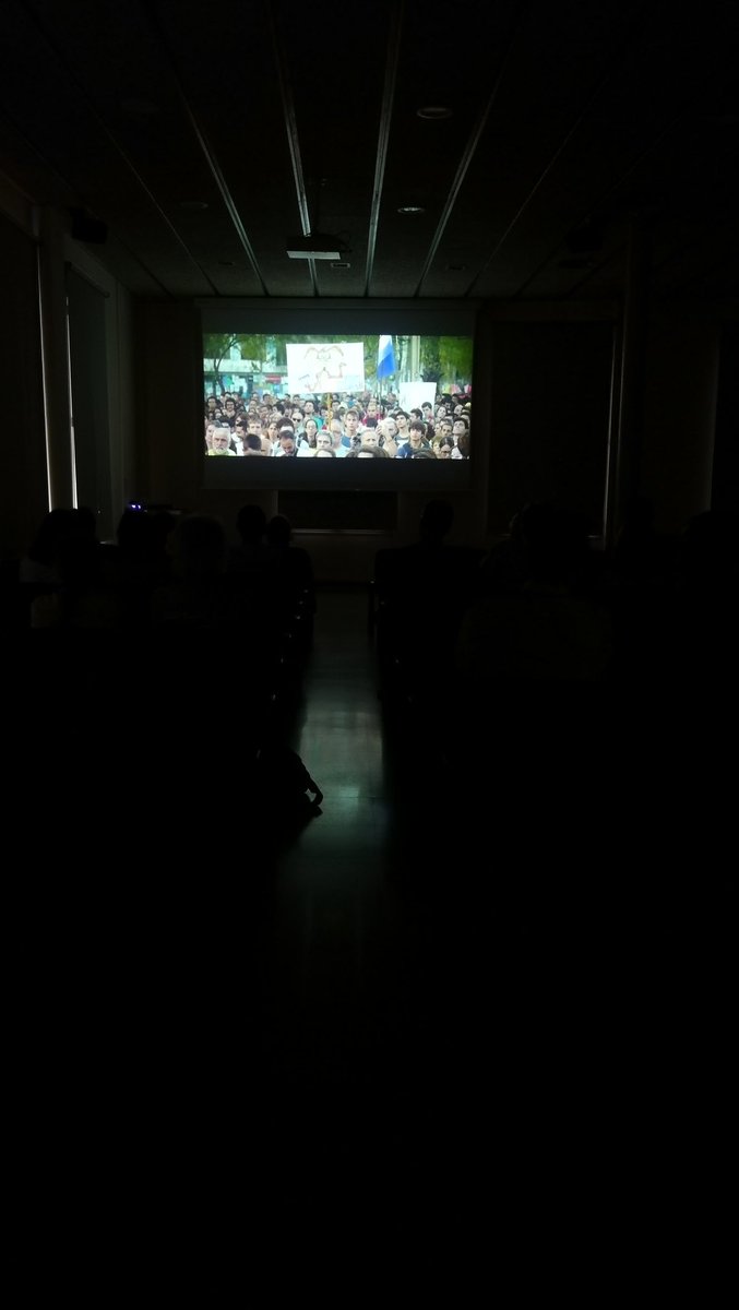 XarxaClack's tweet photo. Projecció d'"Avec un sourire, la révolution!" ja en marxa.
A les 20:30h darrer film del #DocsAProp a Mataró: "Operació Globus". https://t.co/q5Oc3tQMI7