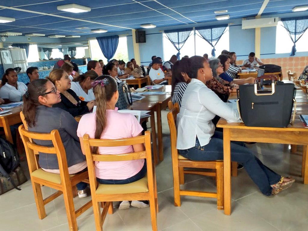 Médicos de distritritos y hospitales de #Esmeraldas, participan de taller sobre "síndrome congénito asociado al Zika, impartido por el proyecto ASSiST/Zika,  como abordaje integral de embarazadas, recién nacidos y niños en el contexto del virus del Zika. #SaludParaTodos