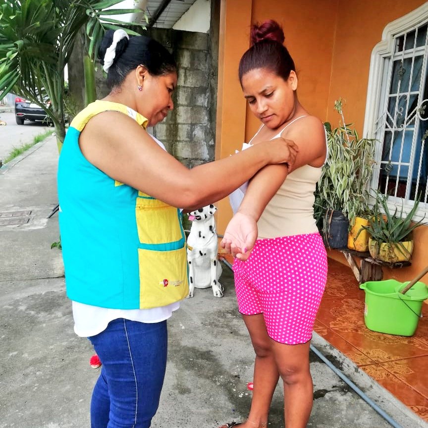 #Esmeraldas | Centro de salud tipo C Las Palmas, cumpliendo con las políticas públicas de <a href="/Salud_Ec/">Ministerio de Salud Pública 🇪🇨</a>, realiza jornada de vacunación a menores de 5 años del barrio Brisas del Mar y captación de embarazadas para el control prenatal en el barrio El Embudo. #SaludParaTodos