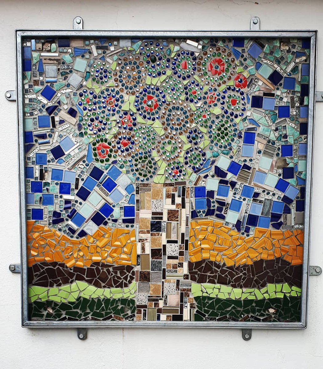 Finally got one of two mosaic pieces installed today at Scóil Íosagáin, Buncrana. Great work by all the children and staff who worked with me on this project.
#mosaic #schoolproject #artistsinschool
#creativechildren #nurturingcreativity #donegal
#ireland