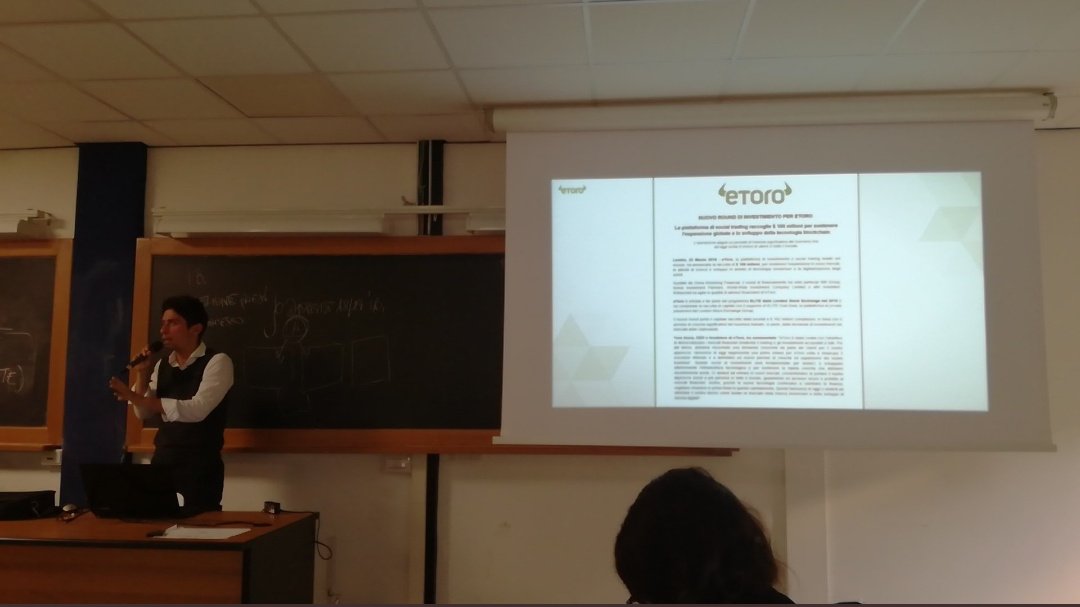 MatteoBiritogn1's tweet photo. #Economiaziendale lezione incontro con il responsabile comunicazione di @eToro Edoardo Fusco Femiano. Quando la #blockchain incontra la #finanza. 

#Smm19 #marketing #trading #tradingonline #etoro https://t.co/onjQ2xpRlS