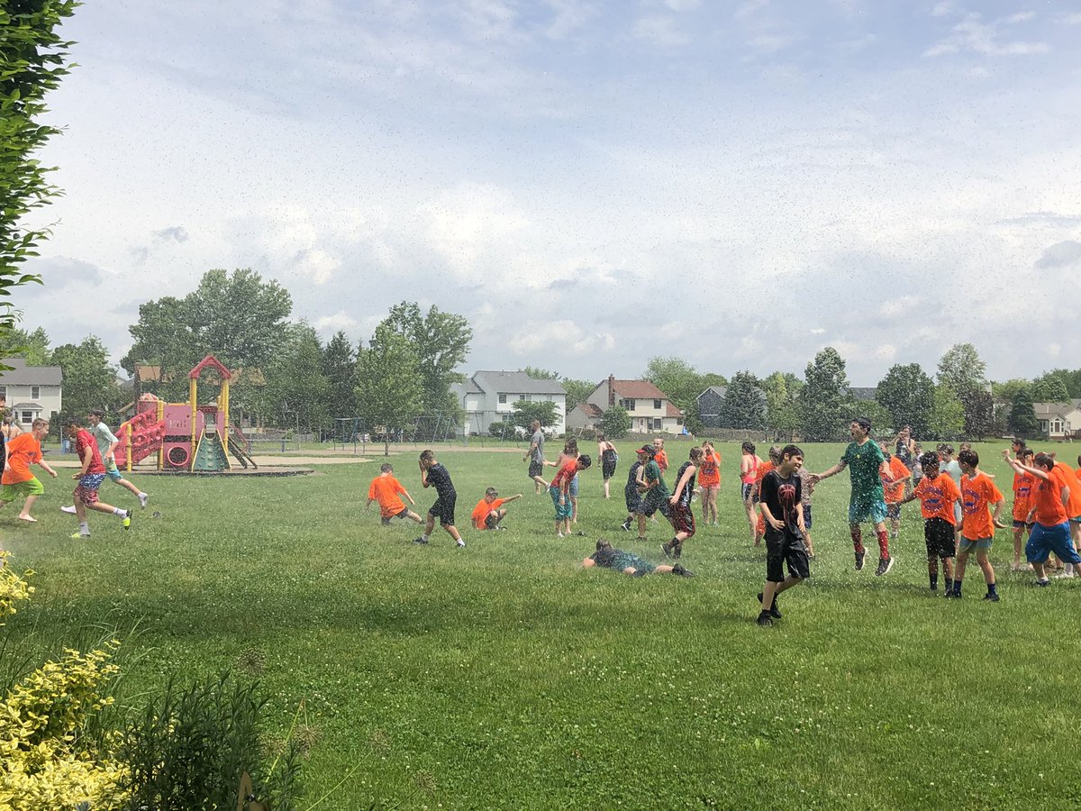 melissaho77's tweet photo. Thanks to the Norwich Fire Dept. and specifically Assistant Chief Young for surprising Avery 5th grade to a cool down at field day! @AveryGators1 @HilliardSchools https://t.co/1T83A9oxxq