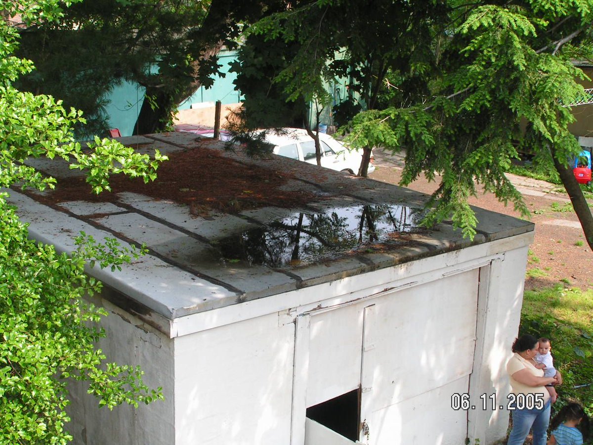 InspectorJoseph's tweet image. So what's happening here is the water has nowhere to drain, which causes pooling and eventually warpage - not ideal to say the least! #HomeInspection #HomeFail