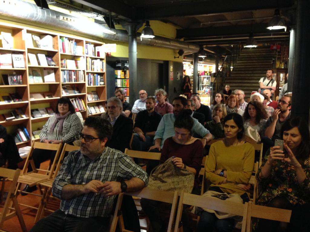 ed_peninsula's tweet image. #Presentando LA DEMOCRACIA ES UN TRANVÍA de @Andresmourenza junto a @agusmoralespuga en @altairviatges #Barcelona