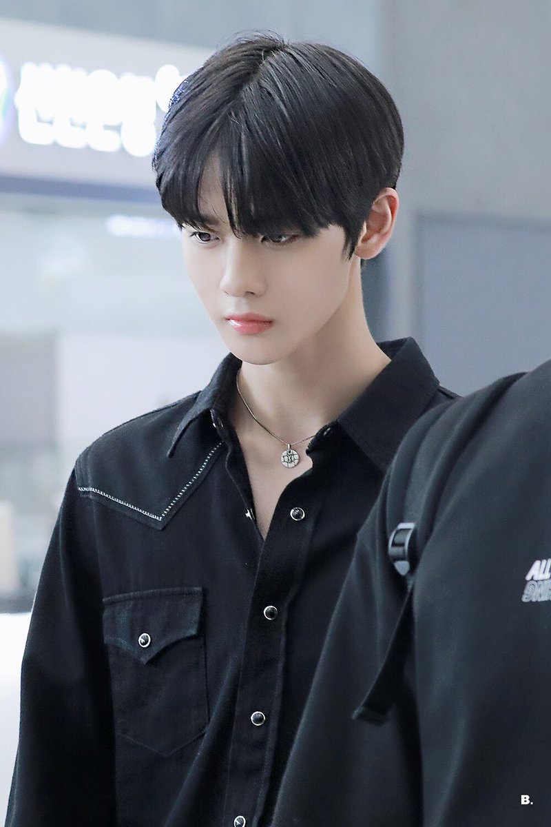 bbb_0510's tweet photo. 190524 GMP 이날 착장 진짜 , , 🤦🏼‍♀️
#배진영 #BAEJINYOUNG #CIX https://t.co/91sTiWHjQL