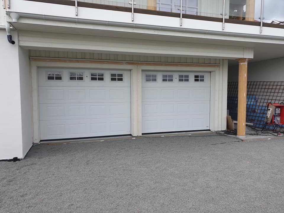 Klassisk Cassette utseende med vindusrad i topp element montert i Langesund. Ta kontakt for en gratis befaring! doormax.no