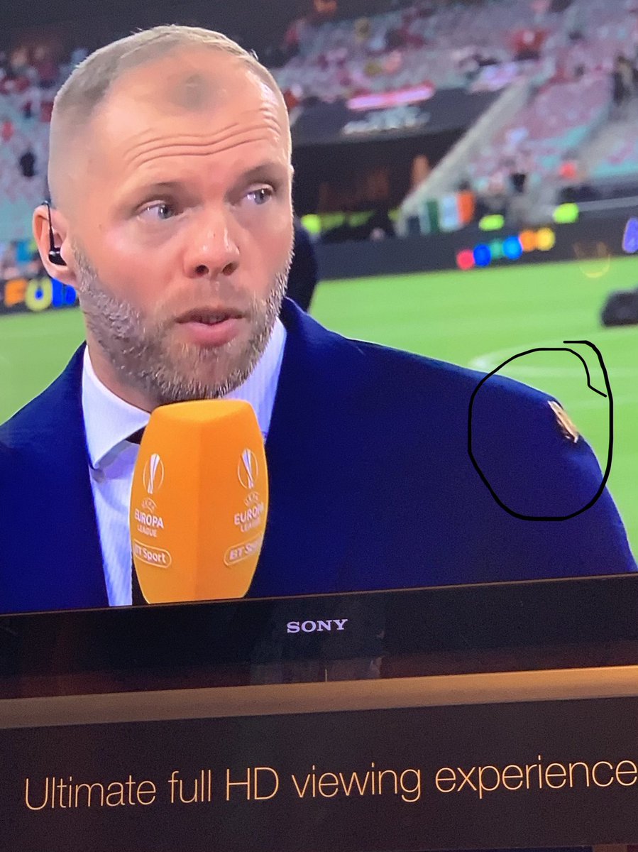 K_Pics_Editing's tweet photo. I hope the cockroach eats him! #ARSvsCHE @Arsenal @ChelseaFC @EuropaLeague #EuropaLeagueFinal https://t.co/w3BD3cUsMn