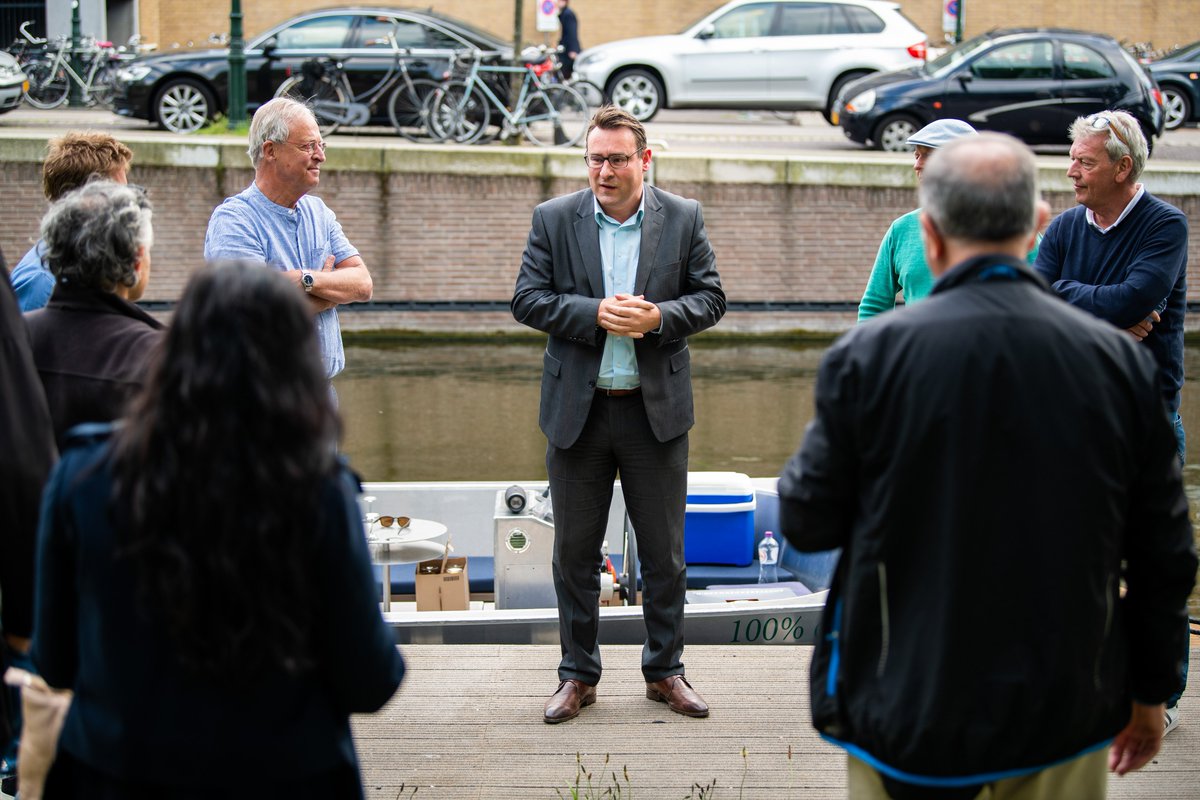 Newsroom070's tweet photo. Dit voorjaar is de op- en afstapvoorziening voor rondvaartboten aan de Koekamp verdubbeld. 🛥️ @RicharddeMos: “Nu aan de slag en kijken hoe wij de gracht bij de Koekamp verder op kunnen leuken! Ik wil dat deze plek verandert in een echte entree tot de Haagse grachten." https://t.co/uLaQaYqYRn