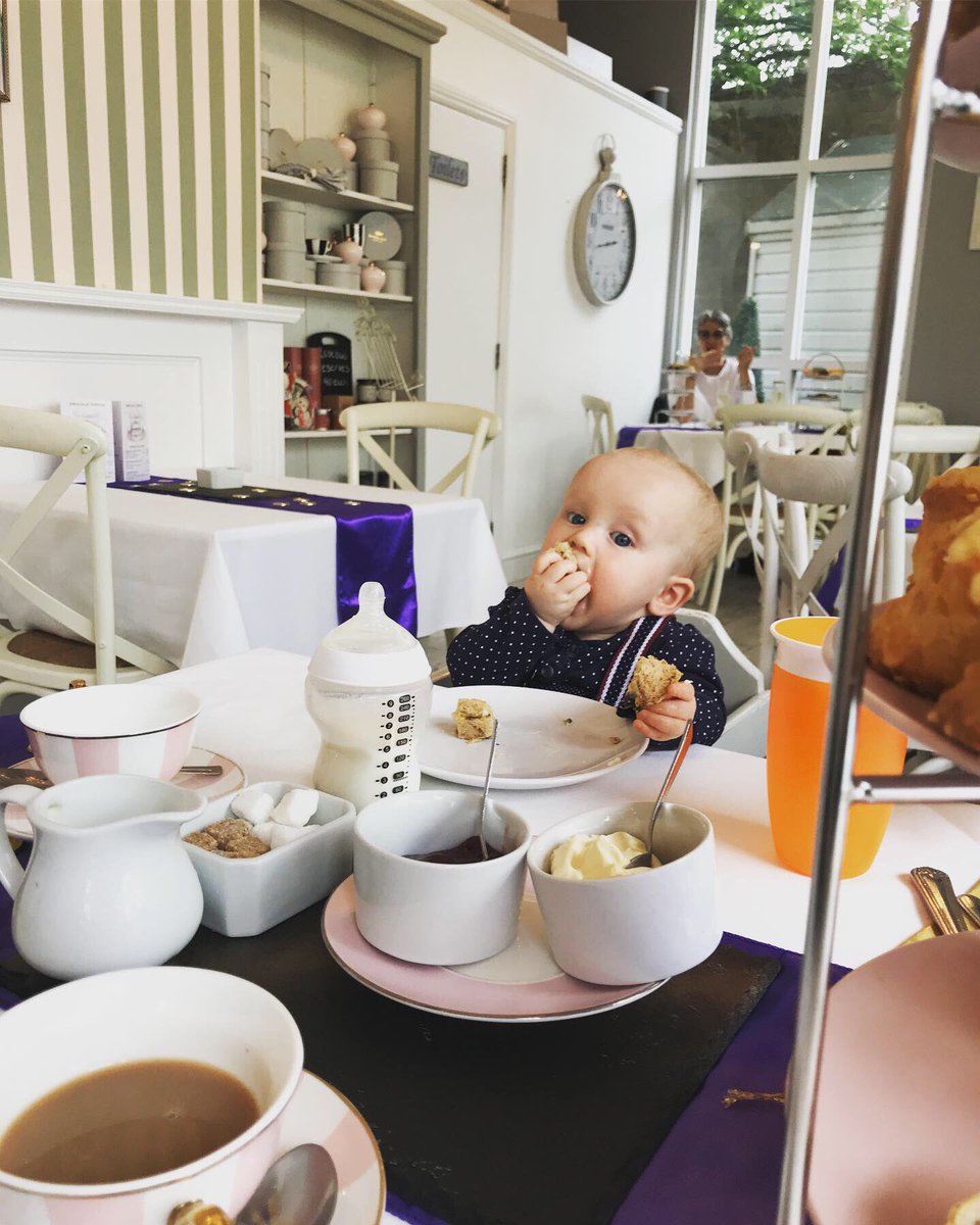 Gorgeous girly afternoon tea today 😍🥂🍰