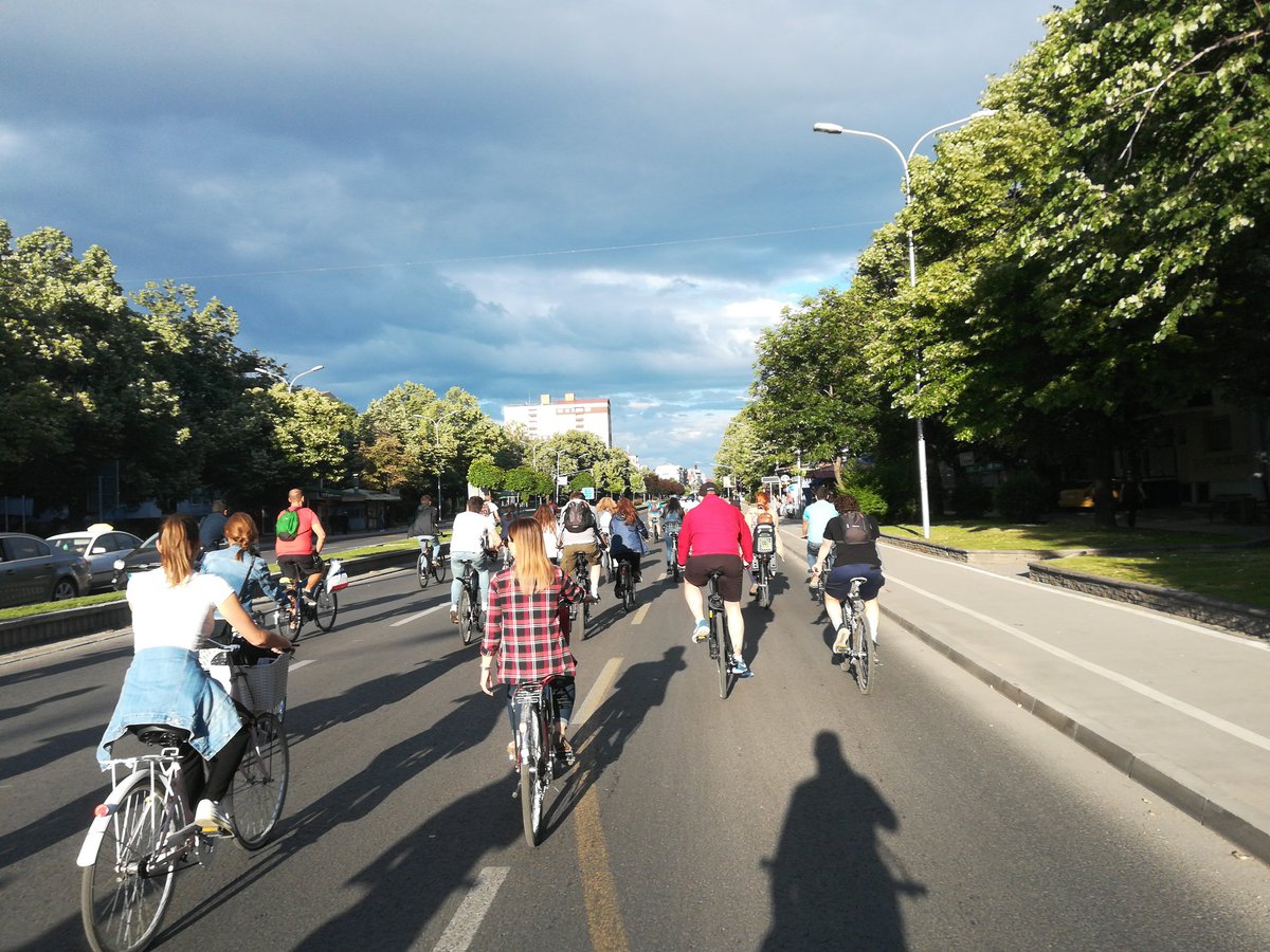 dArsovec's tweet image. Здраво #КритичнаМаса #КМ81.
Здраво 7ми роденден.
Здраво возење по широки булевари и под уште пошироко небо.
Здраво Скопје какво што те сакаме.
И здраво и фала на тие што ни даваа аплауз и пријателски свирки.
Да се гледаме секој ден #НаТочак низ градот. :)