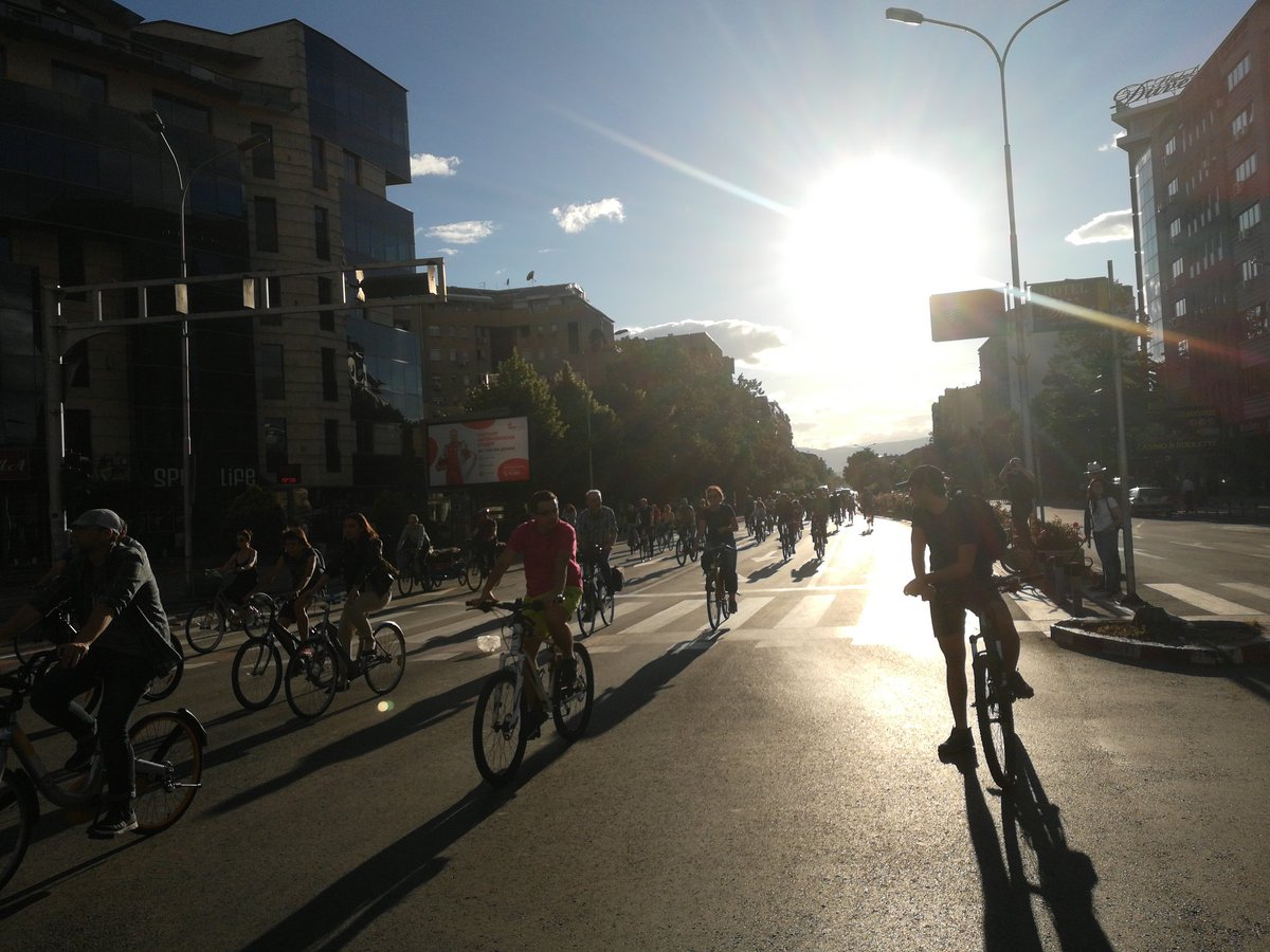 dArsovec's tweet image. Здраво #КритичнаМаса #КМ81.
Здраво 7ми роденден.
Здраво возење по широки булевари и под уште пошироко небо.
Здраво Скопје какво што те сакаме.
И здраво и фала на тие што ни даваа аплауз и пријателски свирки.
Да се гледаме секој ден #НаТочак низ градот. :)