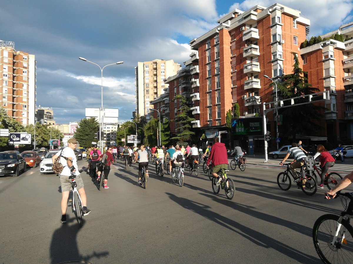 dArsovec's tweet image. Здраво #КритичнаМаса #КМ81.
Здраво 7ми роденден.
Здраво возење по широки булевари и под уште пошироко небо.
Здраво Скопје какво што те сакаме.
И здраво и фала на тие што ни даваа аплауз и пријателски свирки.
Да се гледаме секој ден #НаТочак низ градот. :)