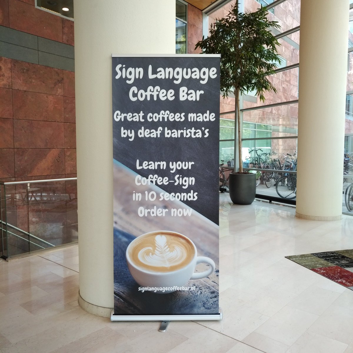 JWHeijkoop's tweet photo. Onlangs was ik bij @UWVnl. De prima koffie én de aardige #barista van de #signlanguagecoffeebar raad ik iedereen aan. https://t.co/Mgws8ZJDO1