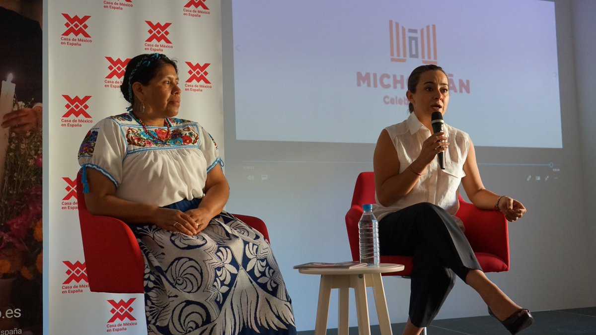 casademexicoesp's tweet photo. 2 de las mejores embajadoras de @Michoacan, la Cocinera Tradicional Rosalba Morales y @ClaudiaChavezLo Sec. de Turismo del Estado de Michoacán, nos descubren toda la riqueza gastronómica del estado en el que se 
#CelebraLaVida ¡Vive la #SemanaDeMichoacán hasta el 31 de Mayo! https://t.co/a3X3fCf5tb