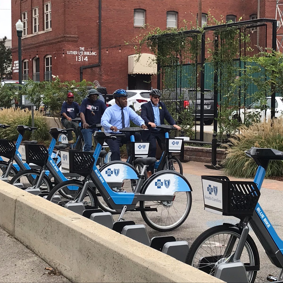 CityofColumbia's tweet image. Take a bike ride with the Mayor TODAY, Wednesday, May 29th to learn about recent and upcoming street designs and bike planning! 

The easy 2-mile bike ride will began at 7 pm at City Hall. #BikeMonth

For more information, visit bit.ly/2W5RK7C #WeAreColumbia