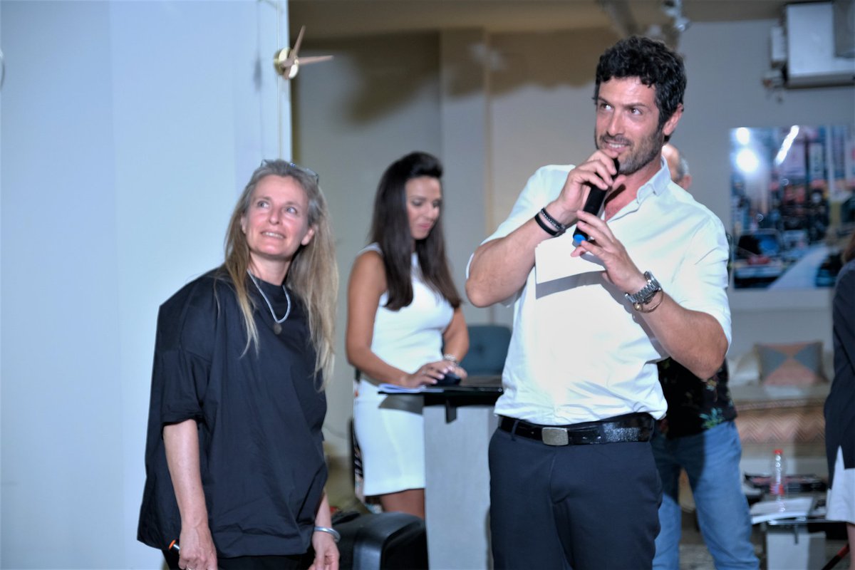 אתמול התקיים אירוע חגיגי, המציג מצוינות באדריכלות, באמצעות 10 אדריכלים שהציגו 10 עבודות אשר קיבלו ציון 10, בתחרות אות העיצוב הישראלי 2019. 
האירוע התקיים באולם התצוגה היוקרתי של פיטרו הכט בהרצלייה פיתוח, בהנחייתו של רון שחר ובהפקה משותפת עם מגזין d+a דומוס
tinyurl.com/y4uumd9t