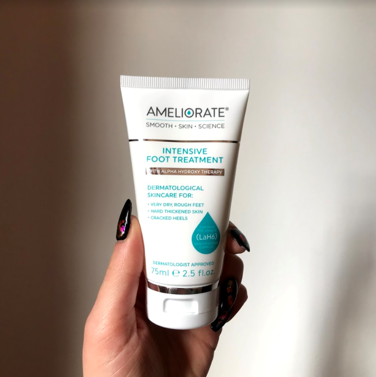 Want smooth, soft and beautiful feet overnight? Allow Intensive Foot Treatment to work while you sleep! Clinically proven to moisturise for 12 hours, this treatment resurfaces stubborn areas of hard skin with one use. 📸: @rebeccacohen_