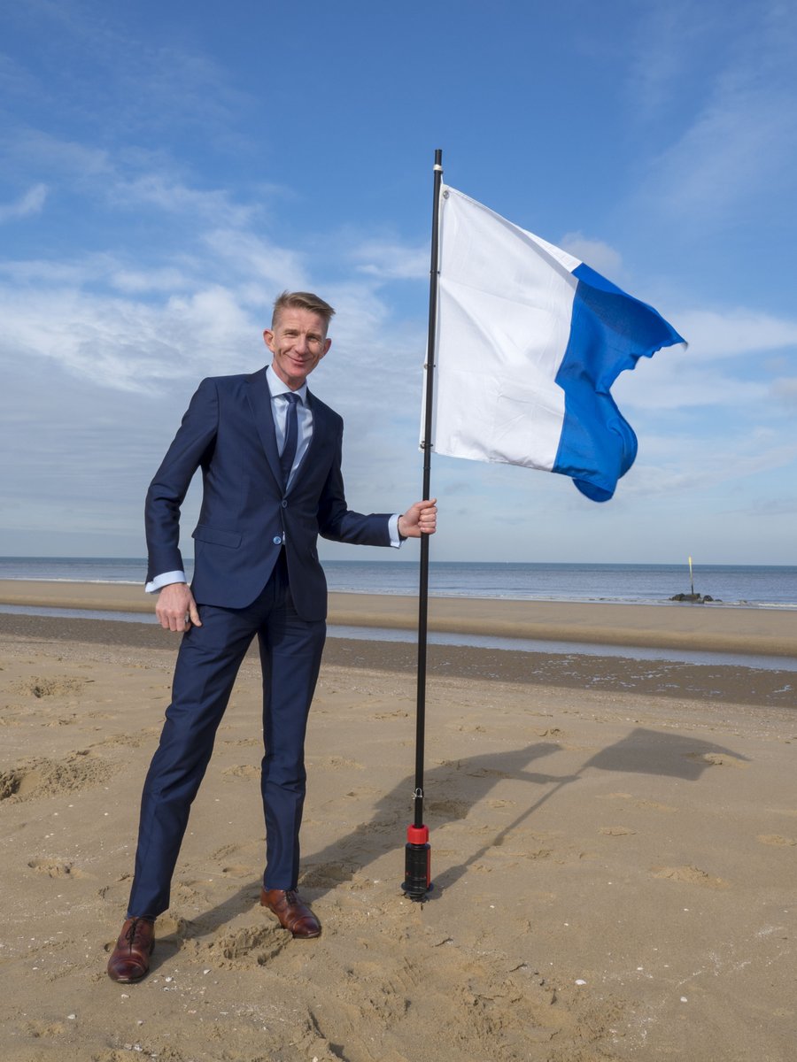 NOB_Duiken's tweet photo. Veilig duiken? Duikvlag gebruiken! Gebruik altijd een #duikvlag als je vanaf de kant duikt. Zo ben je goed zichtbaar voor andere watergebruikers. #duikveiligheid https://t.co/JNdUR4ZdG7