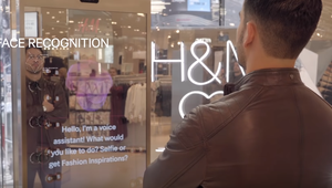 MrSign_PGH's tweet image. H&amp;amp;M is leading retail into the future with interactive digital mirrors.

#DigitalSigns #Retail #RetailSigns #POPSigns #MrSign #Pittsburghhttp://ow.ly/FvEj50udSPC