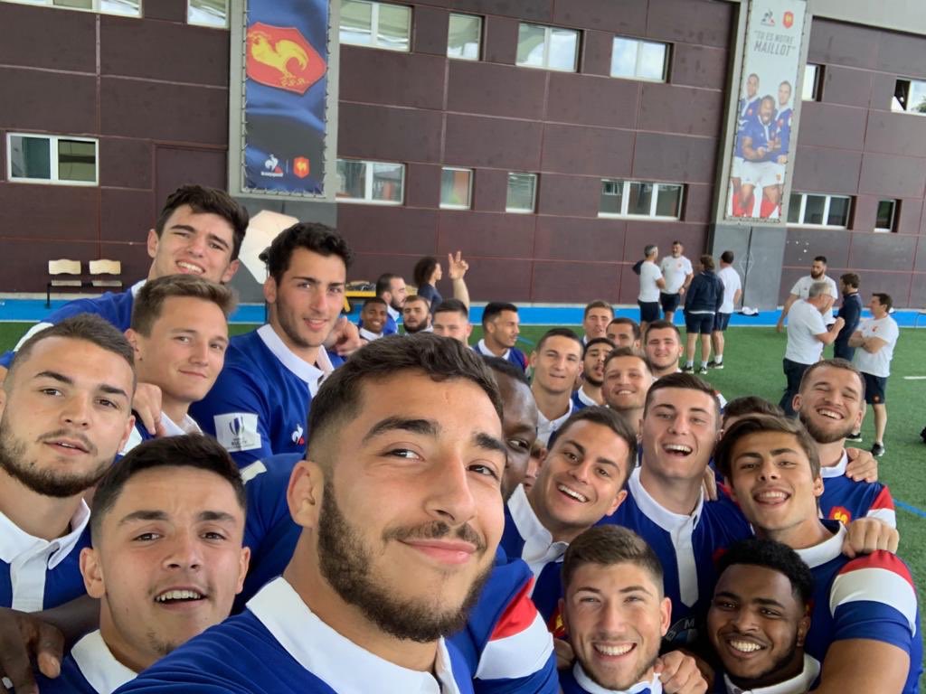 FranceRugby's tweet photo. 😘 Ils sont sur le départ et on pense fort à eux ! 🇫🇷✈️🇦🇷 L’équipe de #FranceU20 décolle ce soir pour l’Argentine et le Championnat du Monde ! Tous avec vous les garcons ! ❤️ #WorldRugbyU20s https://t.co/wbM3uw306I