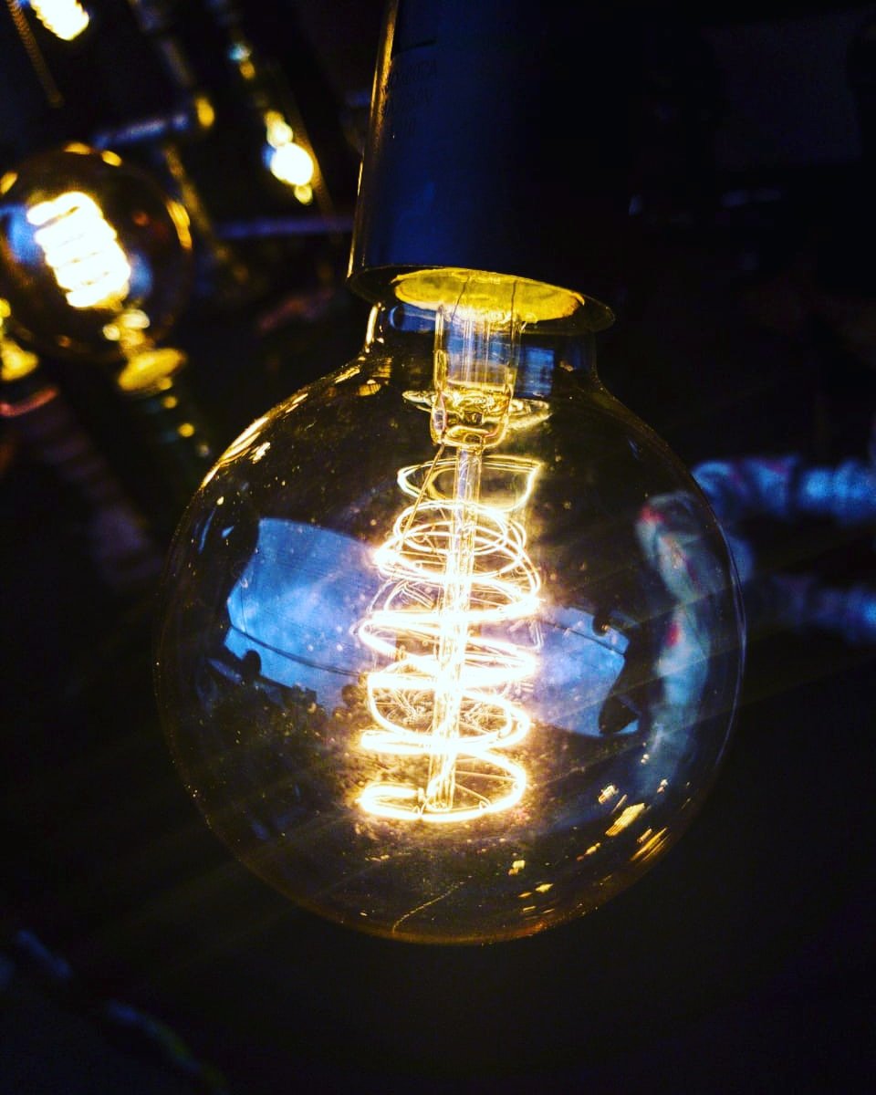 IDEASOMEGA's tweet photo. La energía y la luz, iluminan nuestro camino... Principio básico de la fotografía. Si no hay luz... No hay foto...
Foto: Oscar Cortes
Nos encantan los bombillos.💡
#OmegaVisual
#ProductoraAudiovisual
Grandes ideas ▶️ Para crecer juntos https://t.co/5W0fmPWOSx