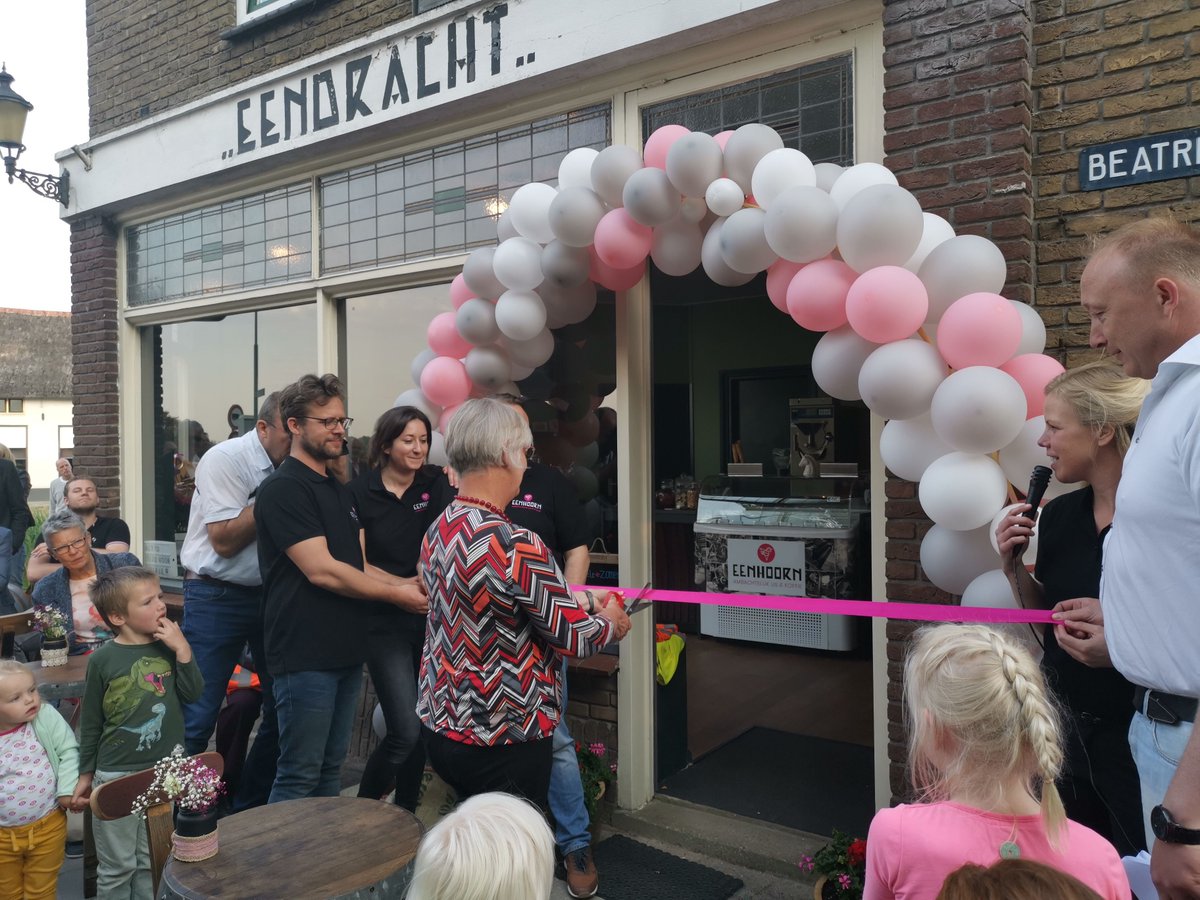 Gedeputeerde <a href="/josanmeijers/">Josan Meijers</a> opent ijssalon de Eenhoorn in @gem_Heerde. Morgen wandelen of fietsen op het #klompenpad? Stop even bij de Eendracht voor een ijsje!
#steengoedchallenge #steengoedbenutten