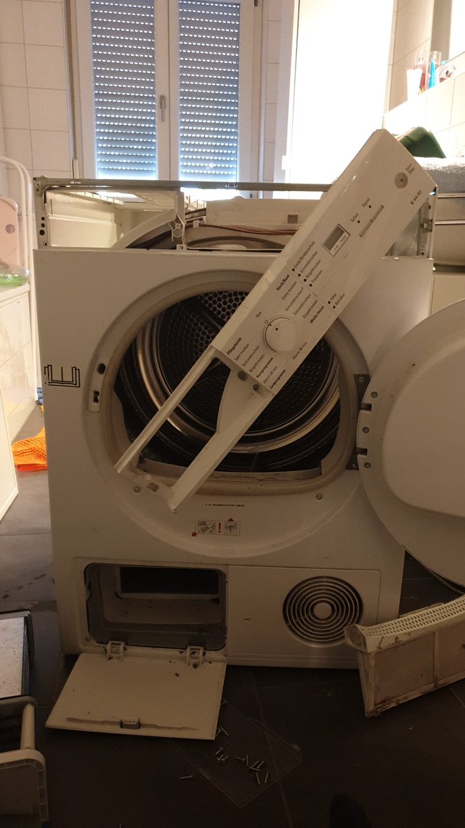 batze1978's tweet image. #Engineering daddy in action. Fixing the dryer. Now, I wonder how that screw from the #ArduinoEngineeringKit got there ...
#removebeforeflight #fixingthings #homeafterwork