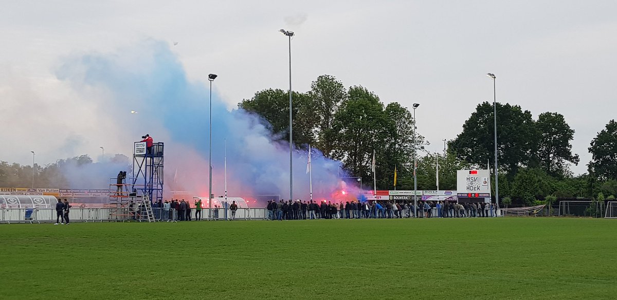 ArjandeJonge299's tweet photo. Even vanuit 010 naar mijn club @hsvhoek - @VVSBNWHout , bij aankomst is het goed om te zien dat de boys een prachtig spandoek hebben gemaakt, en een klein beetje😉 pyro #hoevvs #nopyronoparty https://t.co/IY6qW3kIiS