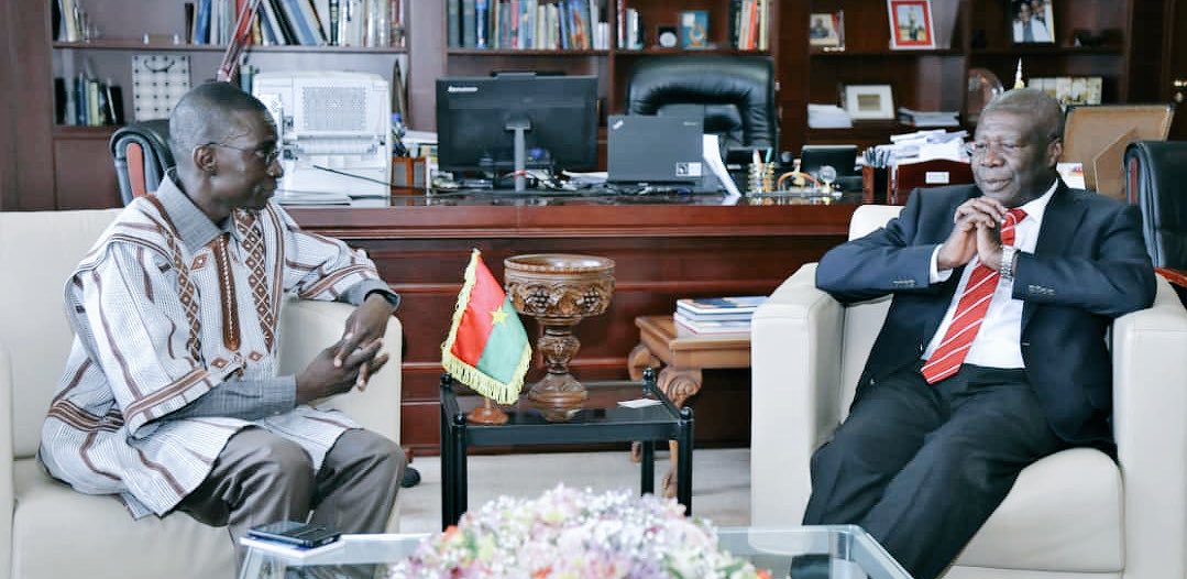 AlphaBarry20's tweet image. Le #BurkinaFaso à travers l’ambassadeur Bonkoungou a déposé ce mercredi à Addis-Abeba les instruments de ratification signés par le Président @rochkaborepf pour la Zone de libre échange continentale africaine (ZLECAf). Le Burkina est le 24e État à ratifier le Traité de la ZLECAf.