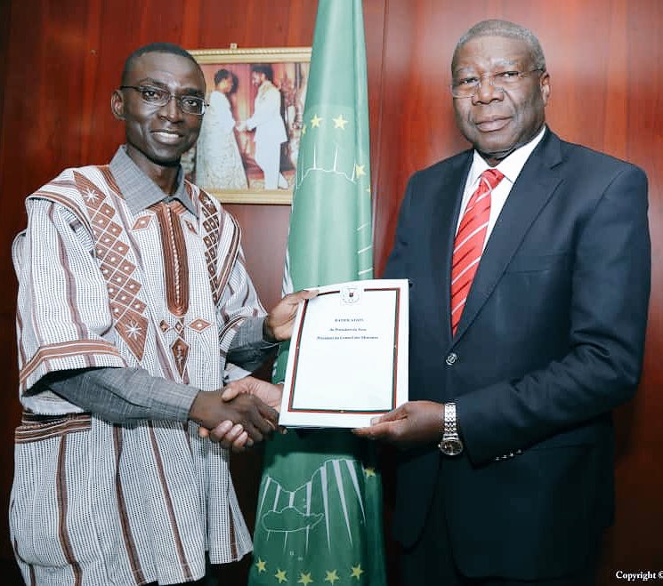 AlphaBarry20's tweet image. Le #BurkinaFaso à travers l’ambassadeur Bonkoungou a déposé ce mercredi à Addis-Abeba les instruments de ratification signés par le Président @rochkaborepf pour la Zone de libre échange continentale africaine (ZLECAf). Le Burkina est le 24e État à ratifier le Traité de la ZLECAf.