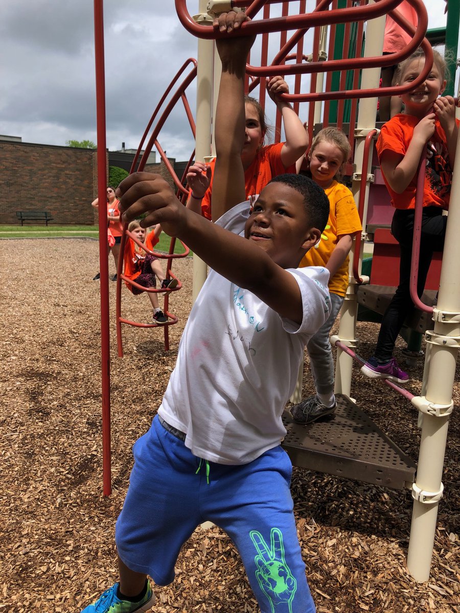 MonicaD28678230's tweet photo. Field Day Shenanigans ⁦@CoventryD47⁩ with 2nd grade https://t.co/TWdlRtq2t0