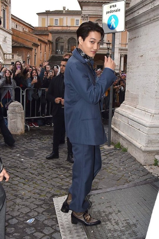 iamnawiiv's tweet photo. Exo Kai in a blue suit with brown and black heeled shoes at the Gucci Resort 2020 show in Rome, Italy on May 28.

#EXOKAI #exo #Jongin #kai #exol #kaimodel #weareone #exoplanet https://t.co/0j51ukQt9T