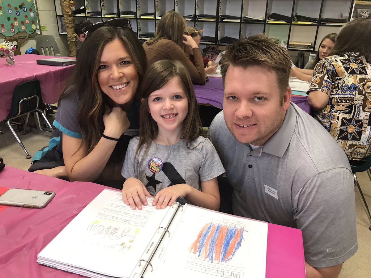 mustangjane1's tweet image. Welcome to the amazing Writer’s Cafe where the menu includes fabulous 1st grade writing!  #180Midway #MesEmpowers