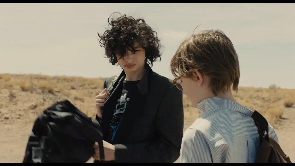 น้อง #FinnWolfhard จากเทรลเลอร์ภาพยนตร์เรื่อง #TheGoldfinch โดยน้องฟินน์รับบทเป็น Boris Pavlikovsky (วัยเด็ก) ซึ่งเป็นเพื่อนสนิทของ Theodore Decker ตัวเอกของเรื่องนี้ค่ะ