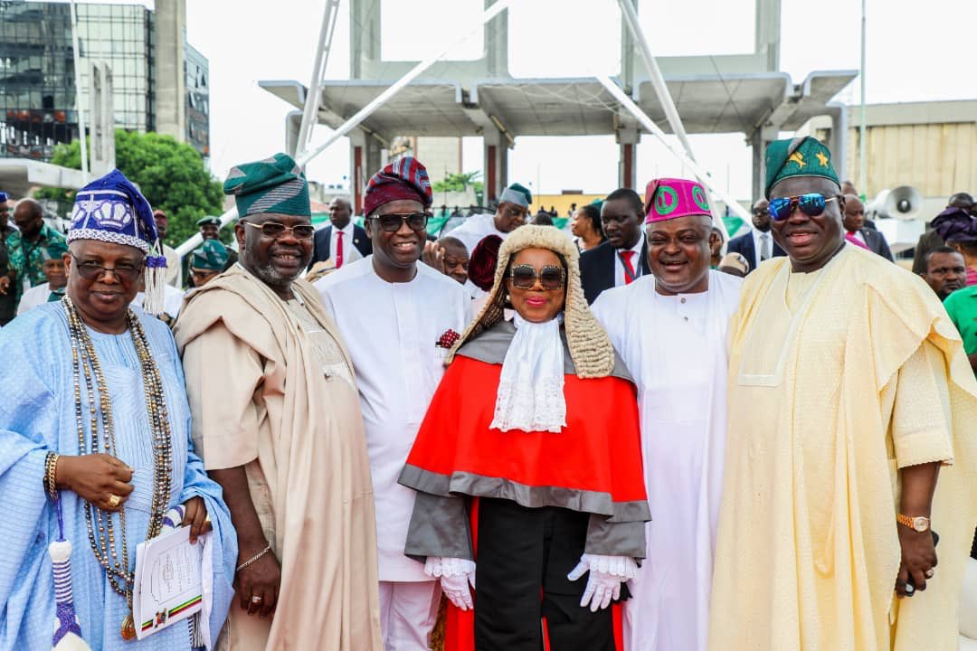 Opetuyii's tweet image. Deputy Governor @StateofOsun, Mr @Benedictalab was at the Inauguration Lagos State Governor, Mr @jidesanwoolu and his Deputy, Dr. @drobafemihamzat at TBS, Onikan Lagos.
📷 @AfeezOyinmomo