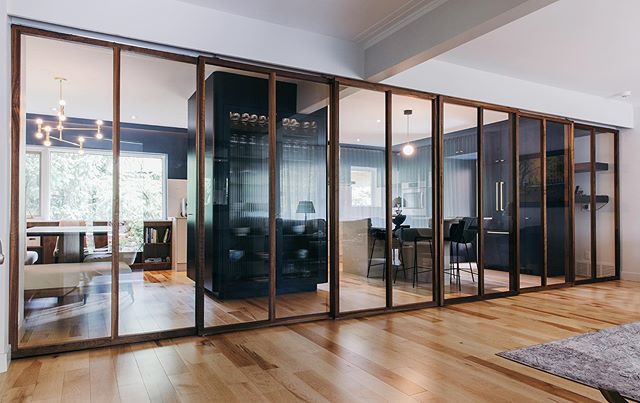 Repost: A Montreal home transformed by @indee_design. 📸 @kellyjaco 
#glass #divider #kitchen #interiordesign #IndeeDesignInteriors bit.ly/2JMIXAI