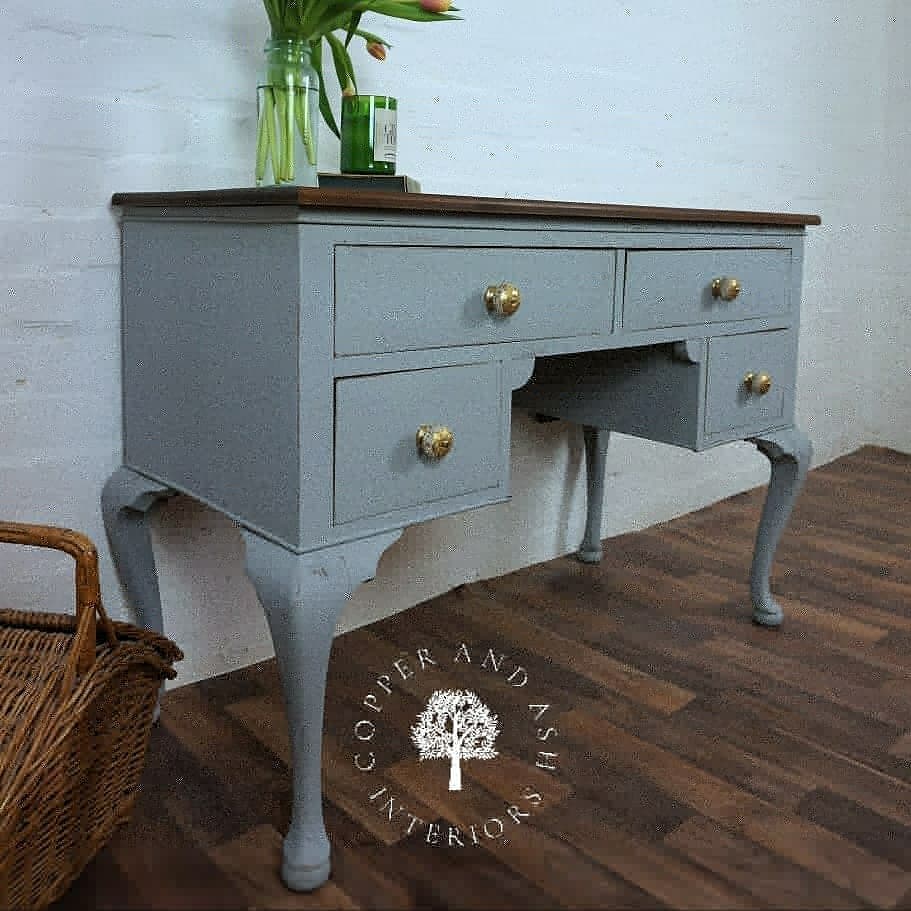 💚 NOW SOLD 💚

And heading all the way to sunny Kent tomorrow .... think I will leave that journey to the courier 😉
#handpaintedfurniture #furnitureartist #lancashiredesigner  #commissionsopen #Kent  #greyinteriors #home #lifestyle #interiors  #thehouseofup #vintage #desk