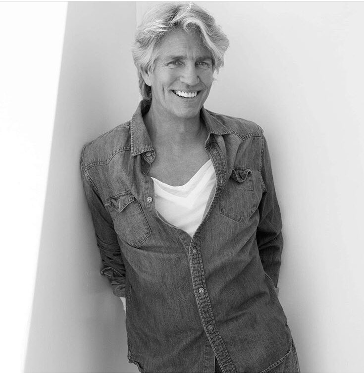 Juu hieman olen pähkinöinä. Me näytellään samassa leffassa. Saanko mennä ulos ja huutaa ”WHAAAT THE FUUUUCK!!!!” #ericroberts #insitemovie