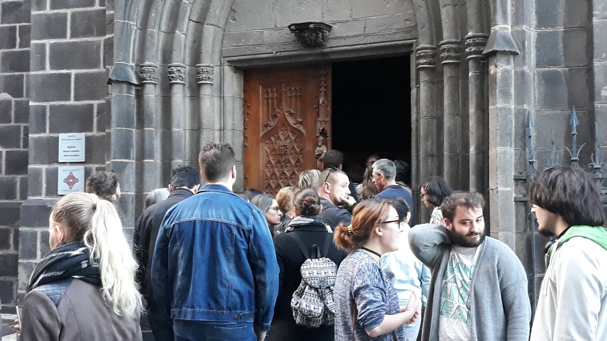 Le public se presse devant les portes de l'église Saint-Genès-des-Carmes de #ClermontFerrand 😀 #ChoralesEnConcert2019