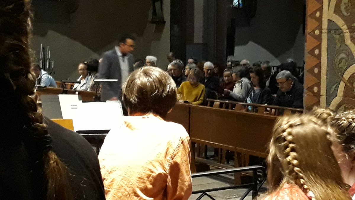 En direct des coulisses ! Les choristes attendent pour entrer en scène... 🤫 #ChoralesEnConcert2019