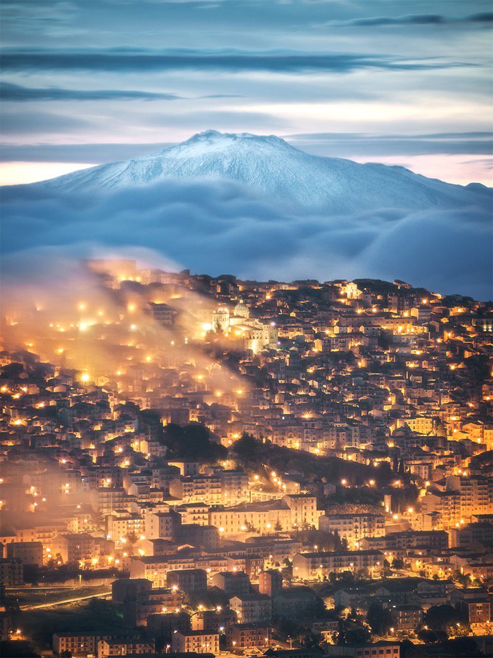 EtNativo's tweet photo. #Etna - 19 Maggio 2019 | Il paese di Gangi ed il vulcano in questo capolavoro! #sicily #volcanoes 

©️Photo Credit: Gaetano Di Stefano https://t.co/IdK3w1zOUd