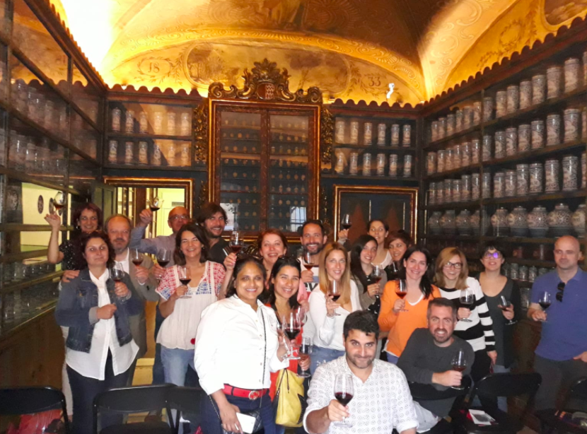 DOEmporda's tweet photo. Imatge del tast amb #PereGuardiola a la Farmàcia de l'antic Hospital de Santa Caterina de Girona. Espais singulars per gaudir dels vins @DOEmporda 
👉 Encara queden entrades pel tast de dijous a la muralla de Girona. https://t.co/BcYk0MGYyJ  #TocsdeViEmporda https://t.co/PYoerig6OZ