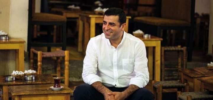 Muzaffe76670180's tweet photo. #HasanCemal: Sevgili Başkan,seni ve sohbetini çok özledim,Ne zaman çıkacaksın? Ne zaman hasret gidereceğiz?
#Demirtaş: Hasan Abi,sesini duymak güzel.Ben de güzel sohbetini özledim. Bunu bir dahaki duruşmada tahliye gerekçesi olarak ileri süreceğim ama kabul göreceğini sanmıyorum. https://t.co/uDUDr32V25